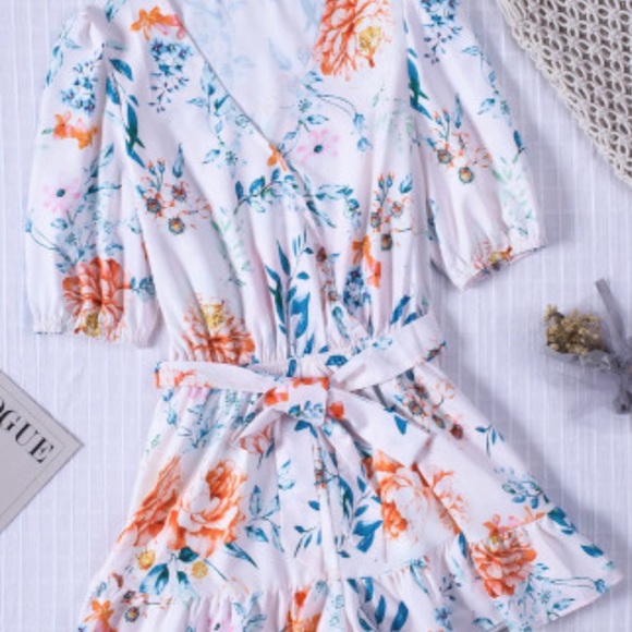 ‼️🌸Floral Print Puff Sleeves Romper 🌸‼️ - Picture 10 of 12